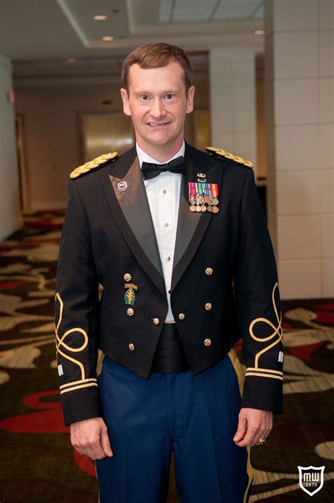 army mess dress uniform  guide  wearing  maintaining news