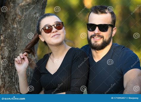 Portret Van Een Man En Een Vrouw In Een Zonnebril In Het Bos Jong