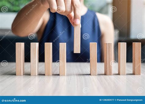 onderneemsterhand die  houten dominos plaatsen trekken stock afbeelding image  domino