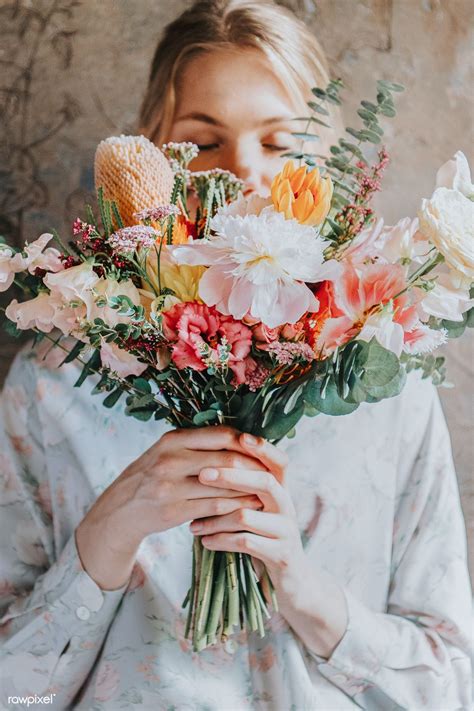woman holding  bouquet  flowers premium image
