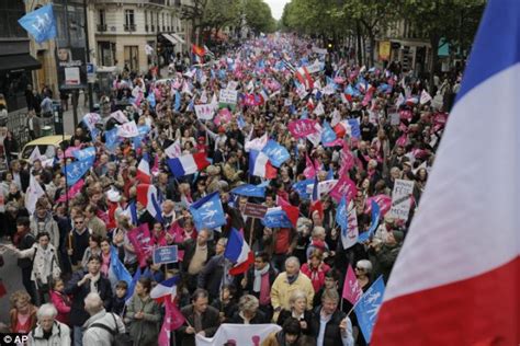 Gay Marriage Paris Protests Enter Second Day Of Violence Daily Mail