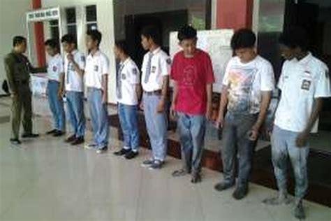 Bolos Sekolah 8 Siswa Sma Dihukum Menyanyikan Indonesia Raya
