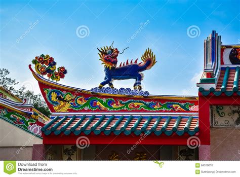 chinese shrines  decorated   dragon statue stock photo image