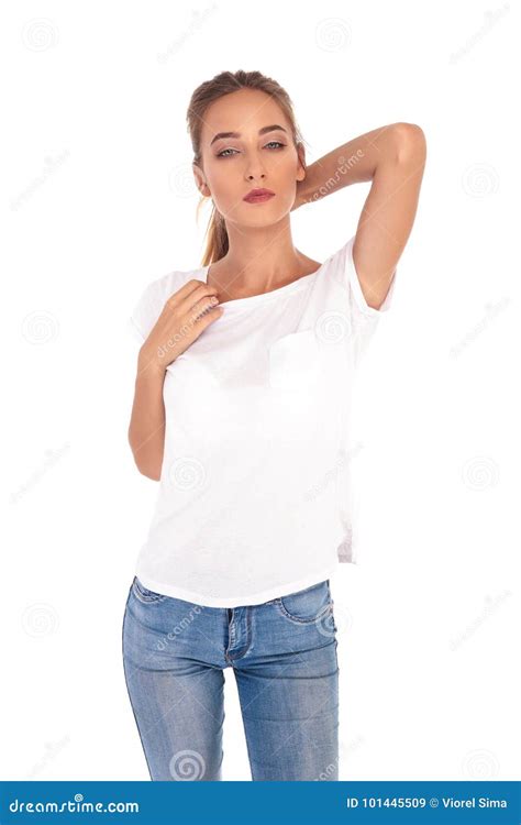 Jeune Femme Maigre Dans La Pose De T Shirt Et De Jeans Image Stock