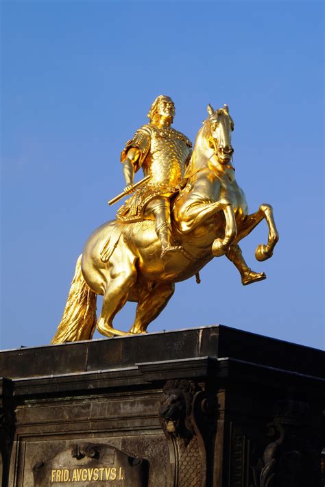 kostenlose foto monument statue golden pferd wahrzeichen sehenswuerdigkeiten skulptur