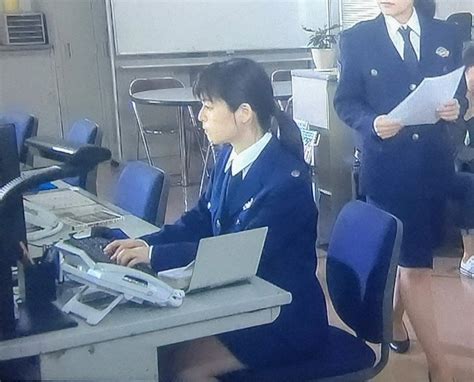 宝慶 On Twitter この婦警さんのスカート ずり上がってしまって、太腿が露出してしまっている。 これは某事務所の女子のスカートでも