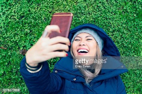 Femme Prenant Selfie Par La Caméra Du Téléphone Portable Sur Herbe