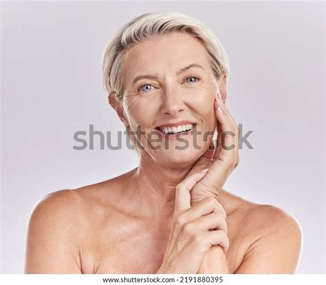 19 Topless Older Women Bilder Stockfotos Und Vektorgrafiken Shutterstock