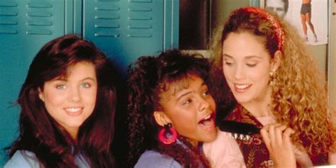 Saved By The Bells Lisa Kelly And Jessie Reunite In Bts Season 2 Photo