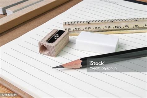 pensil penghapus penggaris  buku  atas meja kayu foto stok