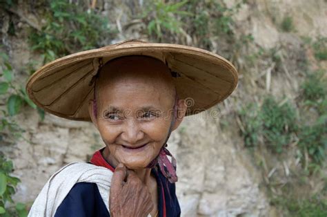oude vrouwen die na een grote dag op de theegebieden terugkeren redactionele fotografie image