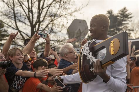 national champs receive heroes welcome from sleepy but ecstatic fans uva today