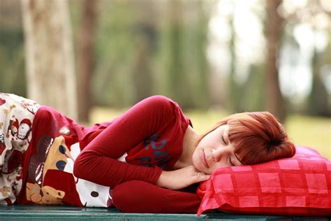 7 Reasons Why You Should Sleep On Your Left Side – Naspin