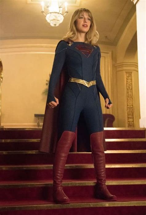 supergirl shows off kara s new costume in s5 premiere picture