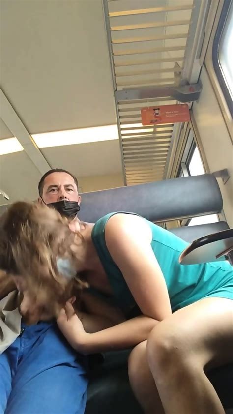un couple baise dans le train de banlieue madame suce goulument eporner
