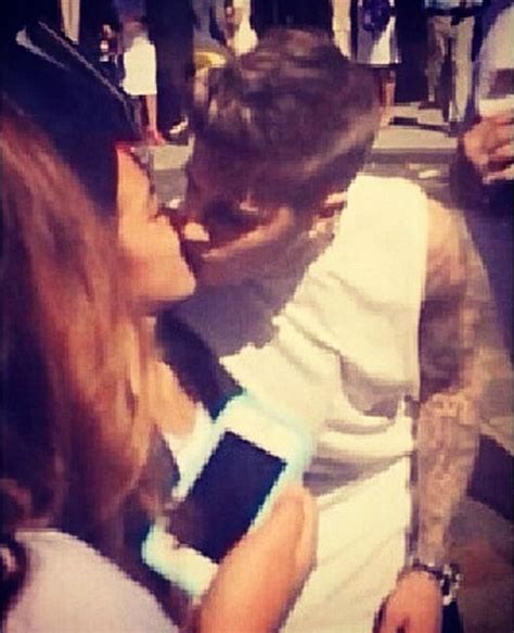 [pic] Justin Bieber Posts Kissing Photo — Trying To Make