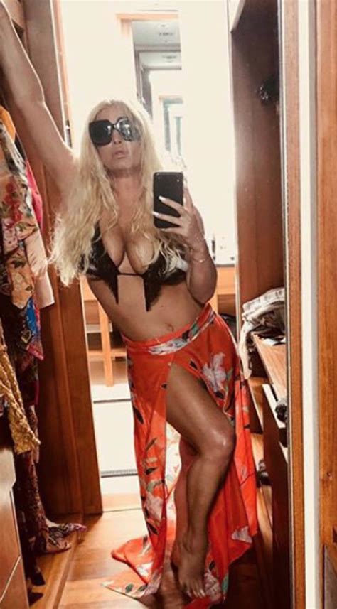 Jessica Simpson Instagram Singer Bares Cleavage After