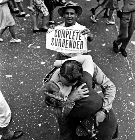 couple kissing in times square on vj day 1945 bored panda