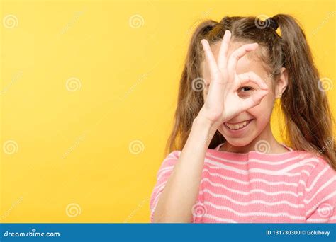 het  gebaar die blij meisje glimlachen kijkt door vinger stock foto image  gevoel