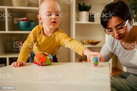 Madre E Hijo Jugando Con Arcilla En Casa Y Creando Arte Foto De Stock Y