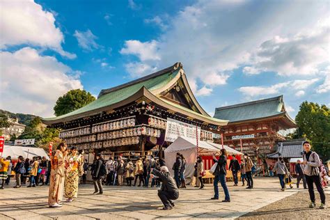 popular japanese attractions ban large groups  foreign visitors