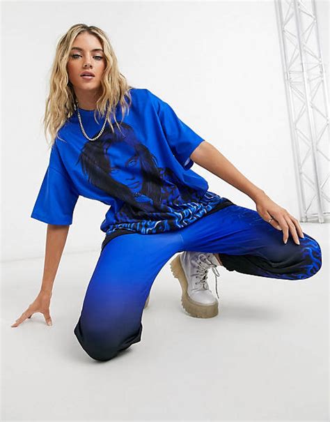 bershka  billie eilish oversized  shirt en joggingbroek met grafische print  blauw