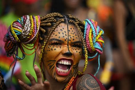 Brésil Le Carnaval De Rio Atteint Son Paroxysme Avec Le Défilé Des
