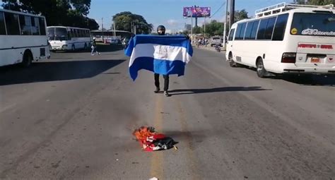 Joven Que Protestó Con La Bandera De Nicaragua Y Quemó La
