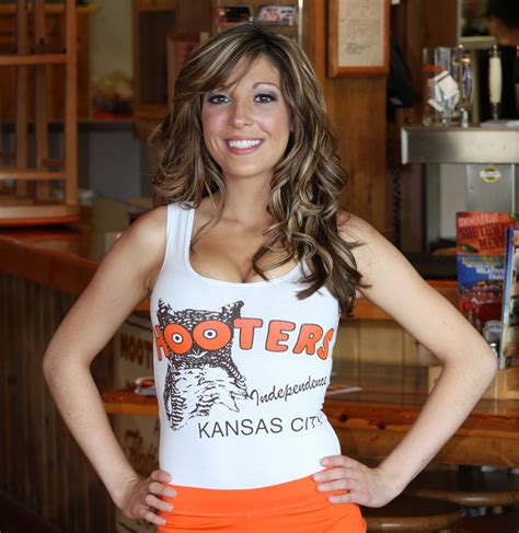 Itap Of A Hooters Girl Itookapicture