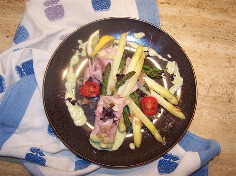 spargel weiss gruen mit einem zarten schinken  soesschen