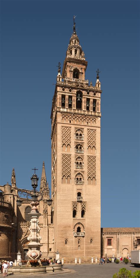giralda built   minaret   great mosque  seville    bell tower