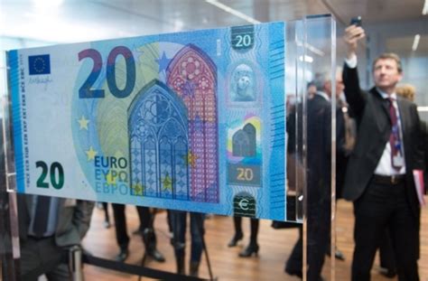 hologramm mit portraet fenster neuer  euro schein vorgestellt
