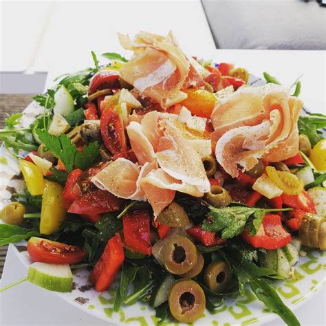 italiaanse salade als lunch  de vinaigrette zit bz bbqzout heerlijke mediterraanse toets