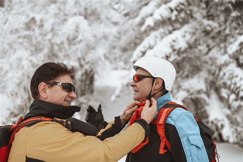 위험한 얼음 절벽을 등반하기 전에 서로 끈을 돕는 선임 알피니스트 등정에 대한 스톡 사진 및 기타 이미지 등정 사람들