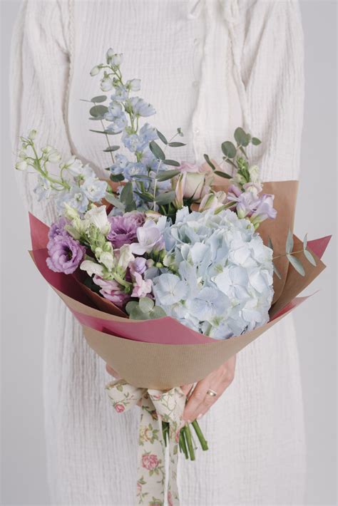 buchet cu flori albastre ambalat  hartie kraft floraria ema