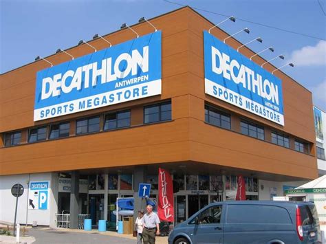 decathlon opent  hasselts retailpark trekker winkel