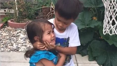 El Tierno Video De Un Niño Consolando A Su Hermana Que Se