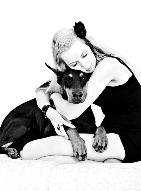 無料画像 黒と白 愛 黒、白 抱擁 図 ドベルマン モノクロ写真 ブロンドの女の子 哺乳類のような犬 2376x3218