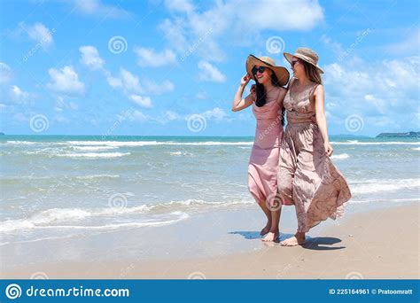 Deux Belles Femmes Asiatiques Avec Grand Chapeau Et Lunettes De Soleil