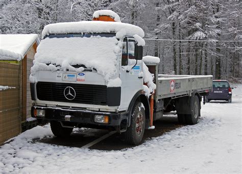 mercedes alter mercedes lastwagen im winterschlaf aufgenommen
