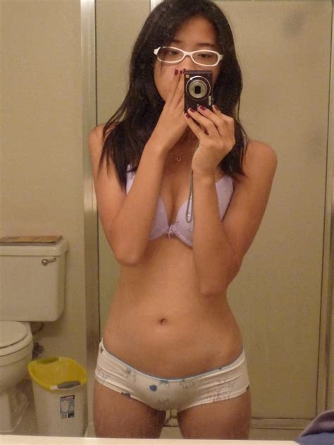 Gadis Cantik Berkacamata Toket Cilik Selfie Bugil