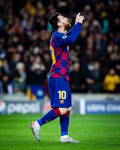 leo messi marks 700 club appearance in style as barcelona qualify from