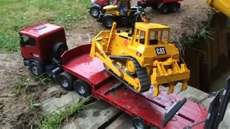 mainan anak traktor traktoran menolong mobil masuk sungai dalam september 2016 youtube