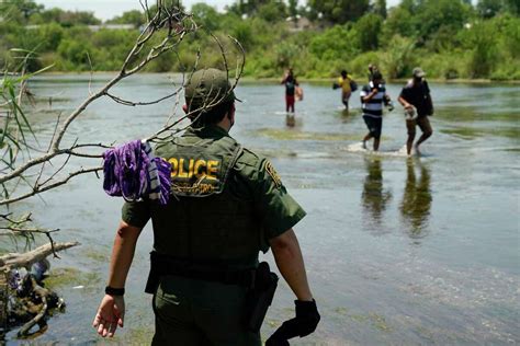 border patrol shifts tactics  migrants surge  del rio