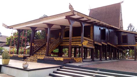 rumah adat  unik khas kalimantan indonesia traveler