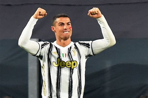 cristiano ronaldo logra doblete  juventus  mete presion al lider milan