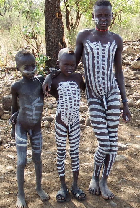 the surma tribes are the suri mursi and me en groups that