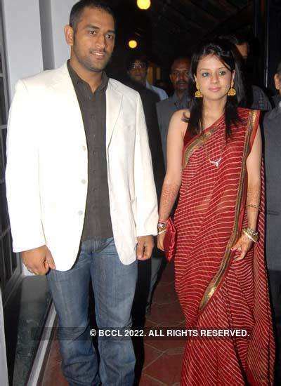 ms dhoni with wife sakshi at madras cricket club
