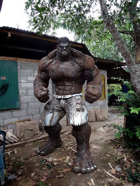 smash artist welds giant scrap metal hulk sculpture geekologie