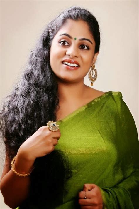 mallu tv serial actress asha aravind in green tight saree and golden blouse spicy photos navel